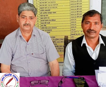 बार एसोसिएशन के वरिष्ठ अधिवक्ता वीरेंद्र कुमार सिंह व श्रीभागवत मौर्य ने DM को सौंपा ज्ञापन !