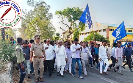 डॉ. भीमराव अंबेडकर जयंती की शोभायात्रा में हजारों की संख्या में लोग शामिल । शोभायात्रा के साथ में स्थानीय पुलिस बल मौजूद ।
