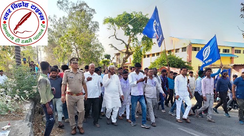 डॉ. भीमराव अंबेडकर जयंती की शोभायात्रा में हजारों की संख्या में लोग शामिल । शोभायात्रा के साथ में स्थानीय पुलिस बल मौजूद ।