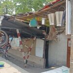 भीषण गर्मी मे पेड़ और दुकान का शेड ही सहारा बस यात्रीयो का !