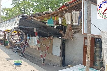 भीषण गर्मी मे पेड़ और दुकान का शेड ही सहारा बस यात्रीयो का !