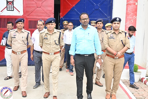 DM व SP द्वारा जिला कारागार का आकस्मिक निरीक्षण किया गया तथा सम्बन्धित को आवश्यक दिशा निर्देश दिये गये !