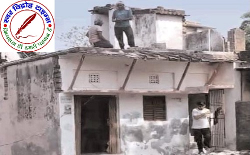 दबंग मनबढ़ो द्वारा मकान को तोड़ कर किया जा रहा है कब्जा ! पीड़ितों का रो - रो कर बुरा हाल !