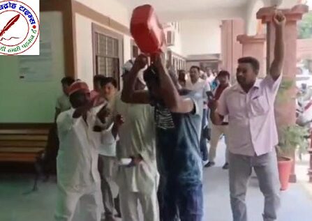 फरेंदा तहसील में युवक ने ज्वलनशील पदार्थ छिड़क कर किया आत्मदाह का प्रयास !