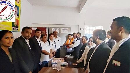 डिस्ट्रिक्ट बार एसोसिएशन वेलफेयर ट्रस्ट सोनभद्र को अधिवक्ता ने आलमारी एवं मेज दान स्वरूप प्रदान किया !