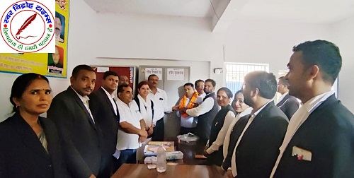 डिस्ट्रिक्ट बार एसोसिएशन वेलफेयर ट्रस्ट सोनभद्र को अधिवक्ता ने आलमारी एवं मेज दान स्वरूप प्रदान किया !