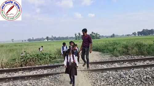 जान जोखिम में डालकर मजबूर बच्चे कर रहे है रेल पार !