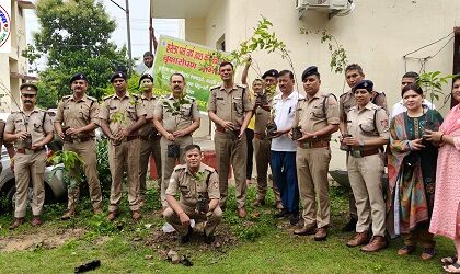 हरेला पर्व के पावन अवसर पर नैनीताल पुलिस ने किया वृक्षारोपण ! पुलिस कर्मियों ने लगाए 369 पौधे मां के नाम !