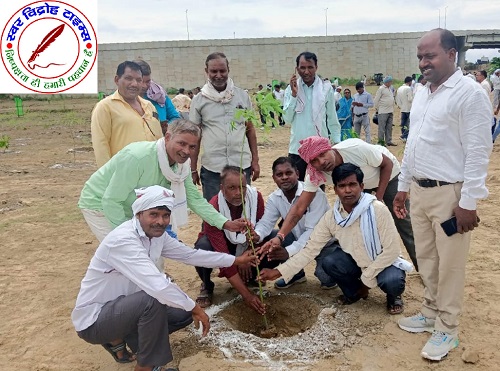 उत्तर प्रदेश पंचायती राज ग्रामीण सफाई कर्मचारी संघ ने एक पेड़ मां के नाम का वृक्षारोपण किया !