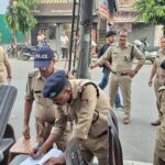 SSP प्रहलाद मीणा के निर्देशन में बनभूलपुरा क्षेत्र में घर, मोहल्लों, दुकानों में चला सत्यापन अभियान ! SP सिटी, CO के नेतृत्व में पुलिस की 06 टीमों ने की रेड ! बिना सत्यापन पाए जाने पर 82 व्यक्तियों पर की कार्यवाही ! बिना सत्यापन किरायेदार रखना पड़ा भारी, 16 मकान मालिकों के 10–10 हजार के हुए चालान !