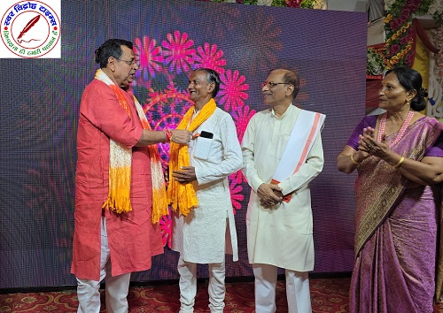 कलाकार जटाशंकर जी को उत्कृष्ट कार्य के लिए 5 लाख की प्रोत्साहन राशि प्रदान की !