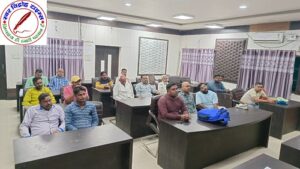 चुनार नगर पालिका सभागार में सफाई नायकों को ट्रेनिंग देते हुए ! 