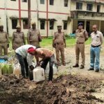 थाना भीमपुरा जनपद बलिया पुलिस द्वारा वर्ष 2022, 2023 में पंजीकृत आबकारी अभियोगो में बरामदशुदा अवैध देशी शराब का मा0 न्यायालय के आदेश से किया गया विनिष्टीकरण !