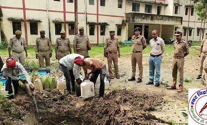 थाना भीमपुरा जनपद बलिया पुलिस द्वारा वर्ष 2022, 2023 में पंजीकृत आबकारी अभियोगो में बरामदशुदा अवैध देशी शराब का मा0 न्यायालय के आदेश से किया गया विनिष्टीकरण !