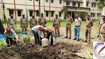 थाना भीमपुरा जनपद बलिया पुलिस द्वारा वर्ष 2022, 2023 में पंजीकृत आबकारी अभियोगो में बरामदशुदा अवैध देशी शराब का मा0 न्यायालय के आदेश से किया गया विनिष्टीकरण !