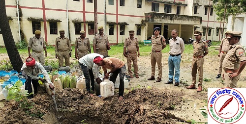 थाना भीमपुरा जनपद बलिया पुलिस द्वारा वर्ष 2022, 2023 में पंजीकृत आबकारी अभियोगो में बरामदशुदा अवैध देशी शराब का मा0 न्यायालय के आदेश से किया गया विनिष्टीकरण !