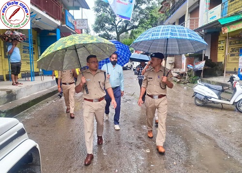 "जनता के बीच, जनता के लिए – संकटग्रस्त नन्दानगर पहुँचे एसपी चमोली" राहत व बचाव कार्यों का लिया जायजा, प्रभावित परिवारों से की संवेदनशील बातचीत !