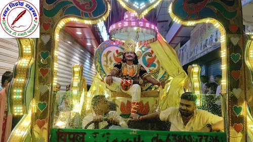 चुनार रामलीला समिति द्वारा निकाली गई झाँकी ! भारी बारिश के बीच जुलूस देखने पहुंचे लीला प्रेमी !