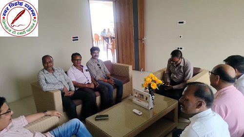 एनयूजे पत्रकार संगठन के सदस्यों ने विधायक से मिल कर व्यक्त किया आभार ! चुनार विधायक अनुराग सिंह के द्वारा चुनार में पत्रकार भवन के लिए DM को पत्र प्रेषित किया !