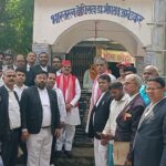डिस्ट्रिक्ट बार एसोसिएशन सोनभद्र को सांसद छोटे लाल सिंह खरवार ने पांच लाख दिया !