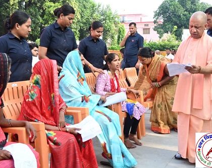 CM योगी आदित्यनाथ ने गोरखनाथ मंदिर में लगाया जनता दरबार फरियादियों की सुनी समस्याएं !