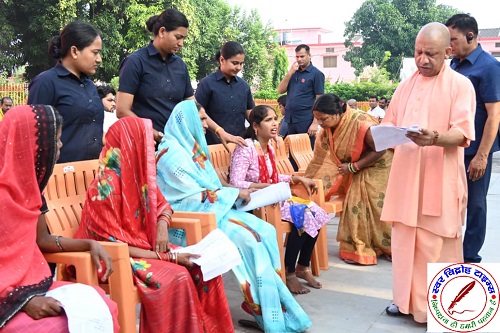 CM योगी आदित्यनाथ ने गोरखनाथ मंदिर में लगाया जनता दरबार फरियादियों की सुनी समस्याएं !