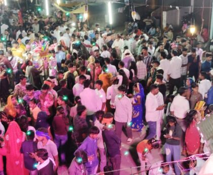 क्वार पूर्णिमा मेला का हुआ आयोजन ! एक किलो मीटर लंबी दूरी तक सड़क पर लगा मेला प्रेमियों की भीड़ ! रात में निकाली गई भव्य झांकी (लाग) ! 1982 में स्व जेपी नीरज द्वारा किया गया था क्वार पूर्णिमा मेला का शुभारंभ !