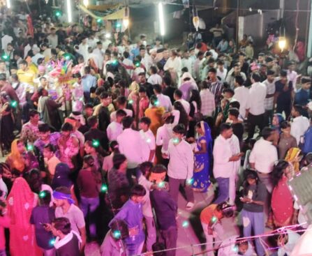 क्वार पूर्णिमा मेला का हुआ आयोजन ! एक किलो मीटर लंबी दूरी तक सड़क पर लगा मेला प्रेमियों की भीड़ ! रात में निकाली गई भव्य झांकी (लाग) ! 1982 में स्व जेपी नीरज द्वारा किया गया था क्वार पूर्णिमा मेला का शुभारंभ !