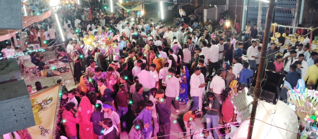 क्वार पूर्णिमा मेला का हुआ आयोजन ! एक किलो मीटर लंबी दूरी तक सड़क पर लगा मेला प्रेमियों की भीड़ ! रात में निकाली गई भव्य झांकी (लाग) ! 1982 में स्व जेपी नीरज द्वारा किया गया था क्वार पूर्णिमा मेला का शुभारंभ !