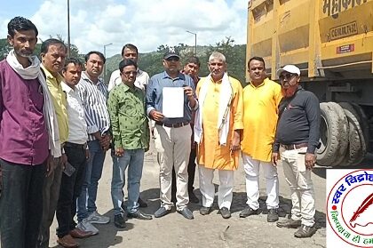 राष्ट्रीय मार्ग की स्थिति देख नागरिकों ने श्रमदान किया !