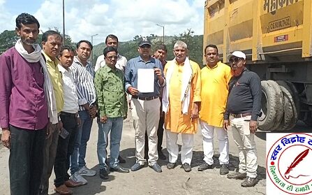 राष्ट्रीय मार्ग की स्थिति देख नागरिकों ने श्रमदान किया !