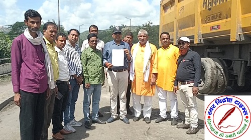 राष्ट्रीय मार्ग की स्थिति देख नागरिकों ने श्रमदान किया !