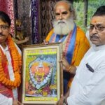 चुनार रामलीला देखने पहुंचे विधायक अनुराग सिंह ! रामलीला समिति के संरक्षक, अध्यक्ष ने माल्यार्पण कर संकट मोचन कि प्रतिमा देकर किया सम्मान !