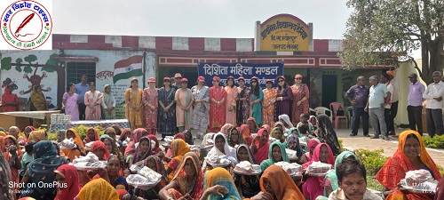 दिशिता महिला मंडल रेनुसागर ने ग्रामीणों को दीपावली के पर्व पर 101 ग्रामीणों को उपहार वितरित किया !