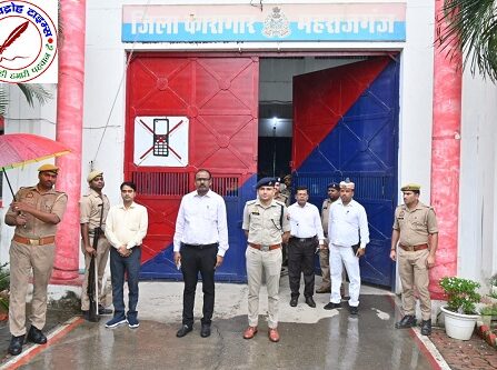 DM व SP महाराजगंज द्वारा जिला कारागार महराजगंज का आकस्मिक निरीक्षण किया गया तथा सम्बन्धित को आवश्यक दिशा निर्देश दिये गये !