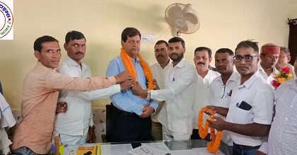 नवागत एडीओ पंचायत को गुलदस्ता भेंट कर और मिठाई खिलाकर सफाई कर्मचारियों ने किया स्वागत !