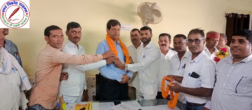 नवागत एडीओ पंचायत को गुलदस्ता भेंट कर और मिठाई खिलाकर सफाई कर्मचारियों ने किया स्वागत !