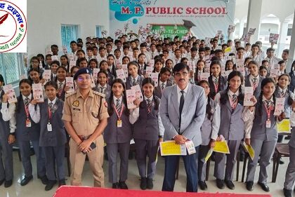 थाना फरेंदा क्षेत्रांतर्गत एम. पी. पब्लिक स्कूल, फरेंदा में आज CO फरेंदा एवं थाना प्रभारी फरेंदा द्वारा एक जागरूकता कार्यक्रम का आयोजन किया गया !