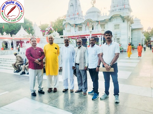 वेतन आयोग की कमेटी गठित होने पर कर्मचारियों में हर्ष, गुरू श्री गोरक्षनाथ जी का दर्शन कर लिया आशीर्वाद ! प्रधानमंत्री का निर्णय स्वागत योग्य ! केन्द्र के साथ यूपी में भी लागू हो वेतन आयोग !