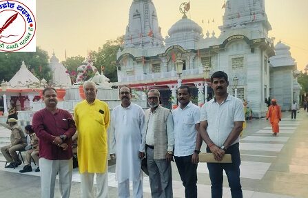 गोरखनाथ मंदिर के सचिव द्वारिका तिवारी को दिया मुख्यमंत्री को संबोधित ज्ञापन ! दीनदयाल कैशलेस इलाज कार्ड बना हाथी का दांत मुख्यमंत्री जी लें संज्ञान ! दीपावली व छठ्ठ के पूर्व मिले बोनस और डीए !