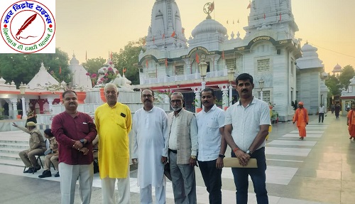 गोरखनाथ मंदिर के सचिव द्वारिका तिवारी को दिया मुख्यमंत्री को संबोधित ज्ञापन ! दीनदयाल कैशलेस इलाज कार्ड बना हाथी का दांत मुख्यमंत्री जी लें संज्ञान ! दीपावली व छठ्ठ के पूर्व मिले बोनस और डीए !