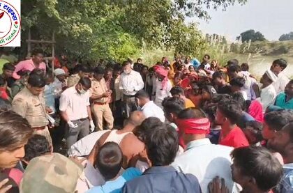 टेढ़ीघाट रोहिन नदी किनारे पेड़ से लटकता मिला युवक का शव !