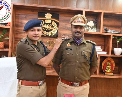 नवागत पुलिस उपाधीक्षक को स्टार लगाकर उनके उज्जवल भविष्य के लिए शुभकामनाएं दी गई !