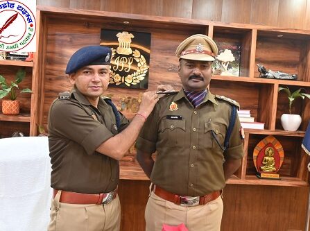नवागत पुलिस उपाधीक्षक को स्टार लगाकर उनके उज्जवल भविष्य के लिए शुभकामनाएं दी गई !