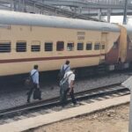 रेलवे प्रशासन ने हादसे के बाद भी सबक नहीं लिया, ट्रैक पार कर आते जाते रहे यात्री !