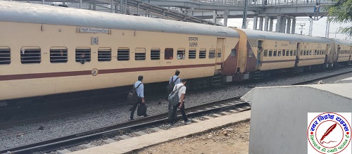 रेलवे प्रशासन ने हादसे के बाद भी सबक नहीं लिया, ट्रैक पार कर आते जाते रहे यात्री !