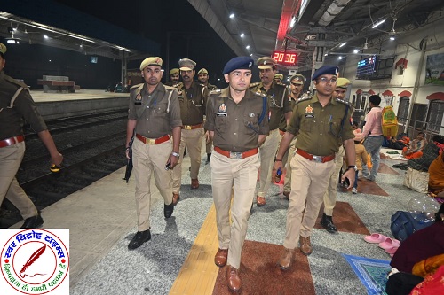 SP महाराजगंज श्री सोमेंद्र मीना द्वारा भारी पुलिस बल के साथ आनंद नगर रेलवे स्टेशन का निरीक्षण कर सुरक्षा व्यवस्था का जायजा लिया गया !