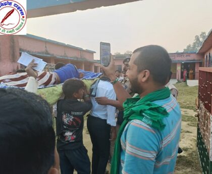 105 वर्ष के बुजुर्ग खटिया पर वोट डालने आए बूथ !