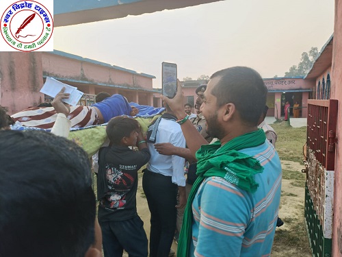 105 वर्ष के बुजुर्ग खटिया पर वोट डालने आए बूथ !