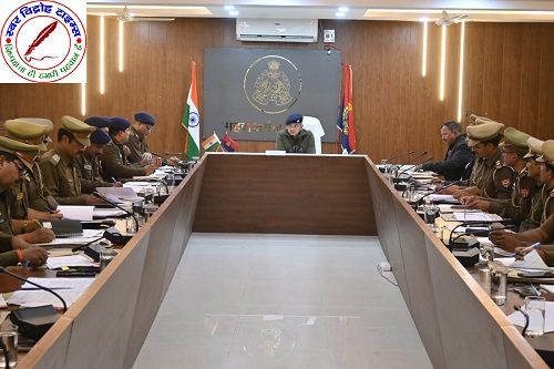 मासिक अपराध गोष्ठी में एसपी ने कसे पेंच, लंबित मामलों के त्वरित निस्तारण व बेहतर कानून-व्यवस्था के दिए निर्देश ! लंबित विवेचनाओं, अनावरण शेष मामलों और वांछित अपराधियों की गिरफ्तारी में तेजी लाने के निर्देश ! IGRS व जनसुनवाई प्रकरणों में थानाध्यक्षों को स्वयं जांच कर गुणवत्तापूर्ण निस्तारण व बेहतर फीडबैक सुनिश्चित करने पर जोर ! गो-तस्करी पर सख्त रोक, चोरी की घटनाएं रोकने के लिए ज्वेलरी दुकानों व संदिग्ध प्रतिष्ठानों की नियमित चेकिंग के निर्देश ! क्रिसमस, गुरु गोविंद सिंह जयंती, नववर्ष जैसे त्योहारों को देखते हुए ट्रैफिक व कानून-व्यवस्था सुदृढ़ करने के निर्देश !